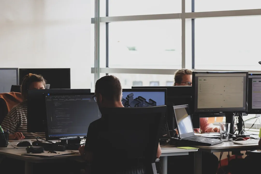 数字艺术互动展项技术选型：投影与LED屏方案优劣对比